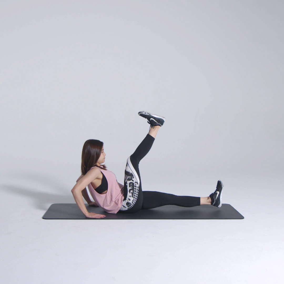 タオルラットプルダウンの正しいやり方 自宅で背中をスッキリさせる トレーニングのコツや効果をプロが徹底解説 With Fitness Magazine